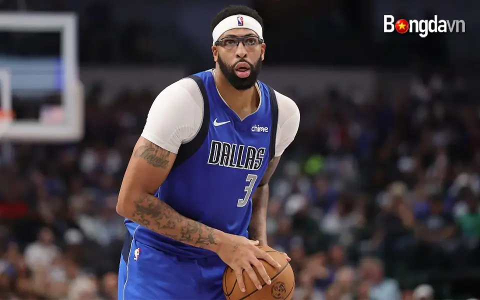 Anthony Davis đang đạt trung bình 20,8 điểm, 10,2 lần bật bóng và 2,2 lần kiến ​​tạo trong 5 trận đấu mùa này