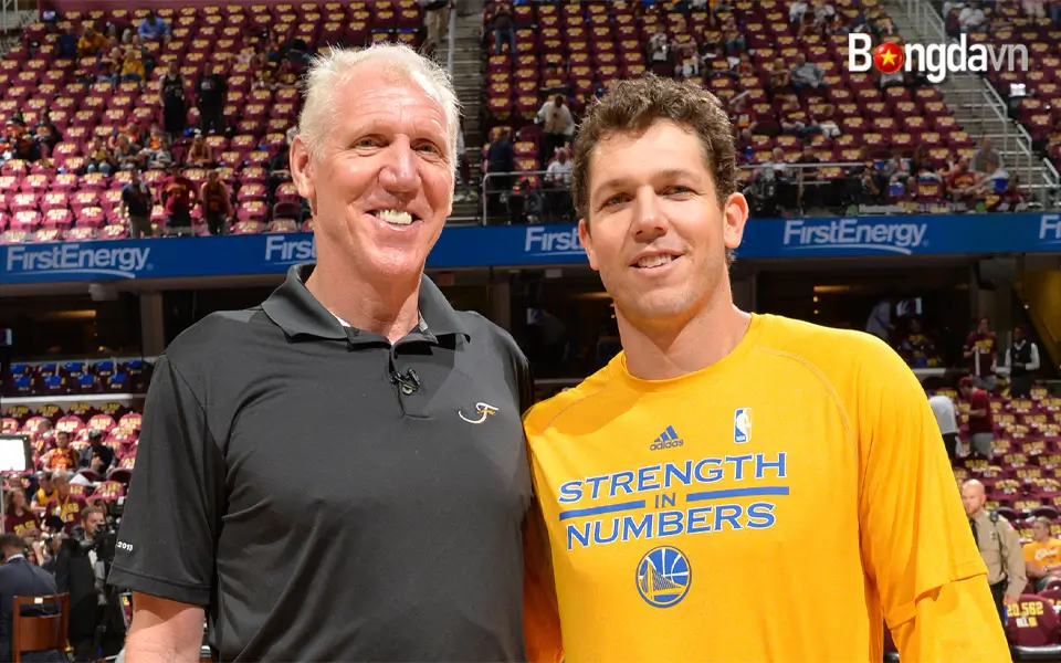 Bill Walton (áo đen) và con trai Luke Walton