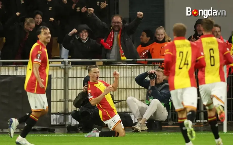 cầu thủ Go Ahead Eagles mừng bàn gỡ trong trận thắng ngược Aston Villa 2-1