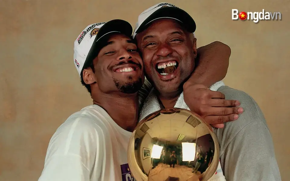 Joe Bryant (phải) và con trai Kobe Bryant
