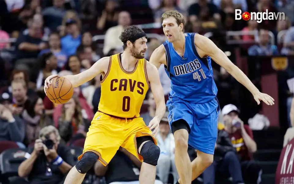 NVĐ NBA đề bạt Dirk Nowitzki làm GĐKT Dallas Mavericks 4 Kevin Love và Dirk Nowitzki thời còn thi đấu