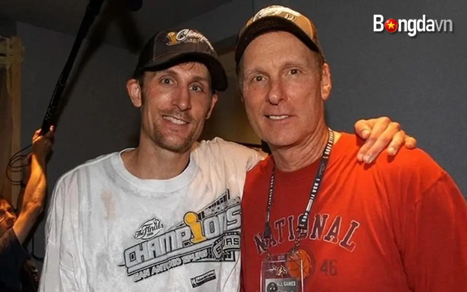 Rick Barry (áo đỏ) và Brent Barry