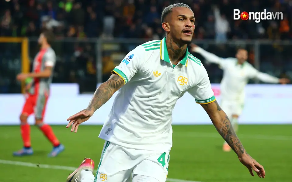 Rất nhiều bàn thắng ở Serie A 16 Roma tỏa sáng tại Zini, vươn lên dẫn đầu với chiến thắng 3–1 trước Cremonese