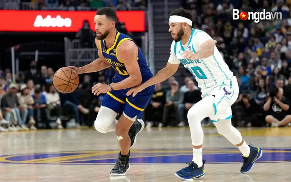 Anh em nhà Curry "song kiếm hợp bích" trong màu áo Golden State Warriors 3 Seth Curry (áo trắng) khoác áo Charlotte Hornets đối đầu người anh Stephen Curry ở mùa giải năm ngoái