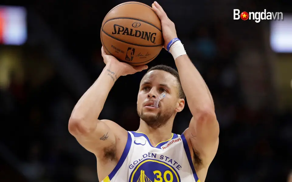 Stephen Curry đứng thứ 22 danh sách ghi điểm mọi thời đại 2 Stephen Curry đứng thứ 22 trong danh sách ghi điểm mọi thời đại với 25.729 điểm