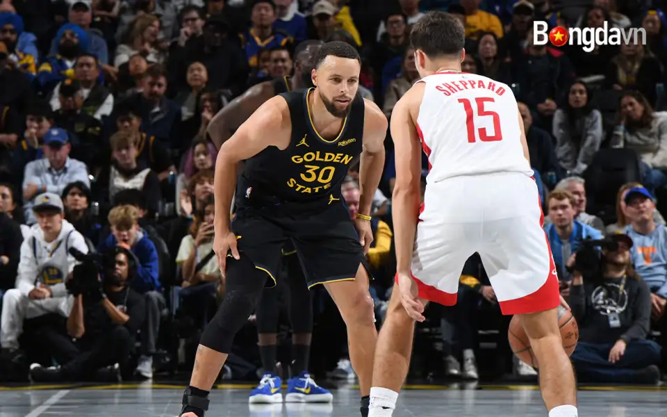 Stephen Curry ghi được 14 điểm trong trận đấu Cúp NBA Emirates vào thứ sáu với Rockets