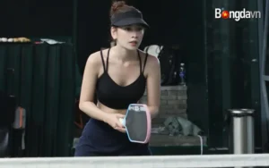 Chi Pu trong style sexy chơi pickleball thôi mà netizen ngắm mãi không rời