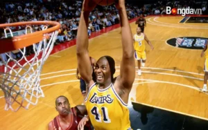 Cựu binh NBA 15 năm Elden Campbell qua đời ở tuổi 57
