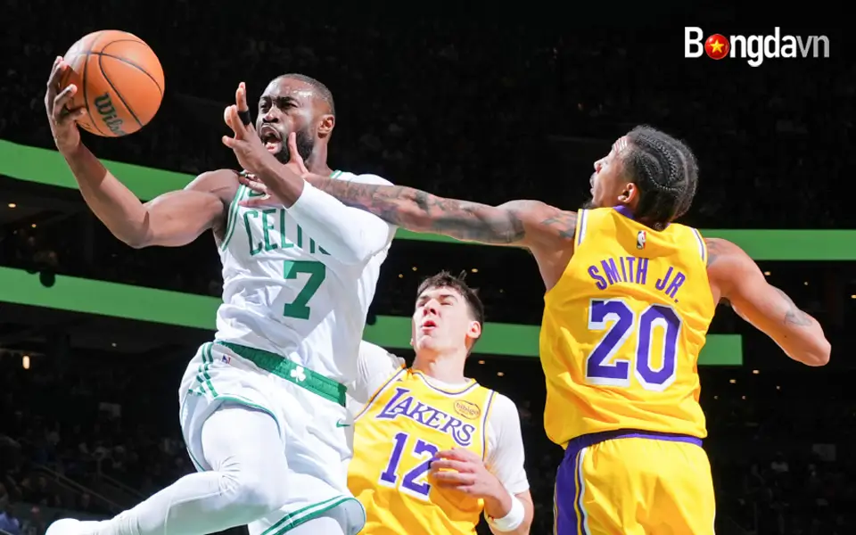 Deandre Ayton chật vật khi không có Luka và LeBron