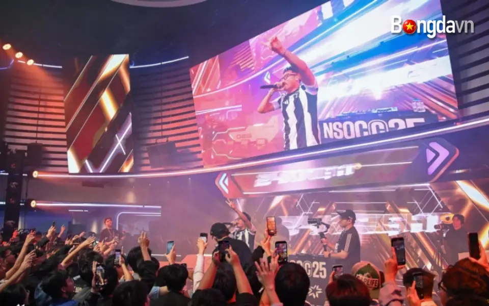 Hàng nghìn khán giả cùng “cháy” hết mình với phần trình diễn của rapper 24k.Right