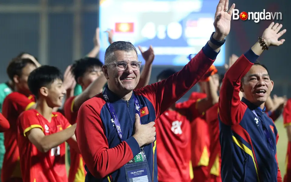 HLV Cristiano Roland tự hào sau chiến thắng 4-0 của U17 Việt Nam