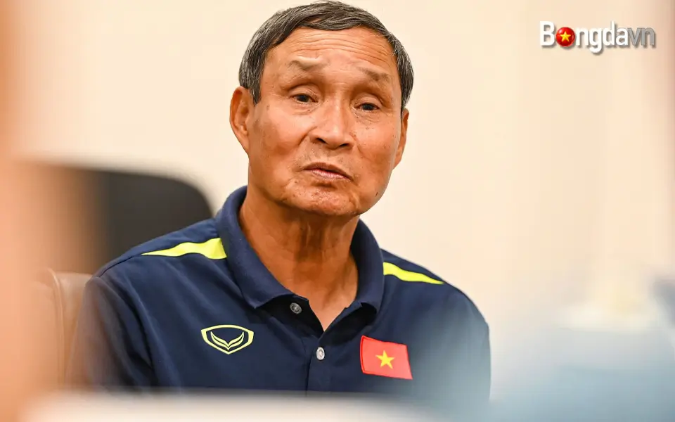 Huấn luyện viên Mai Đức Chung của đội tuyển nữ Việt Nam