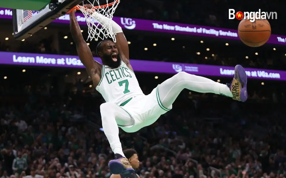 Jaylen Brown, ghi được hơn 30 điểm trong trận đấu thứ 8 liên tiếp
