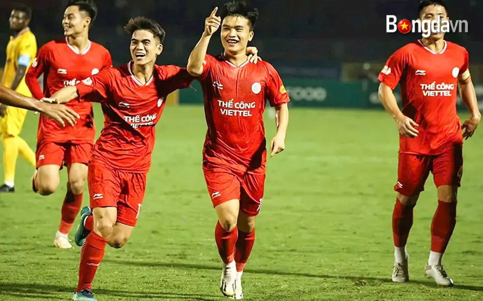 Lê Quốc Nhật Nam (thứ 2 từ phải sang) đang khoác áo CLB Thể Công Viettel
