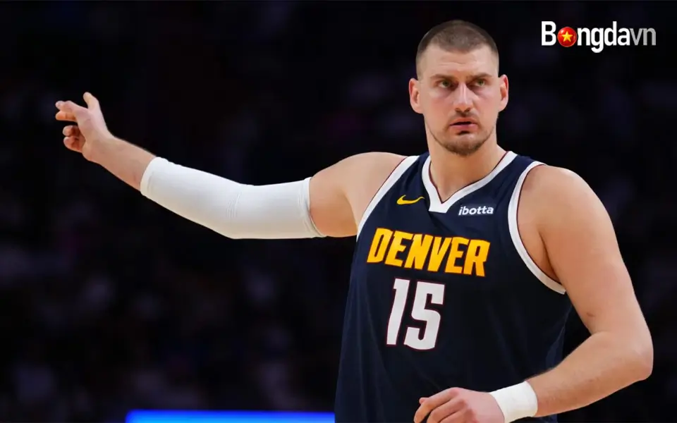 Nikola Jokic chấn thương đầu gối trái trong trận Nuggets - Miami