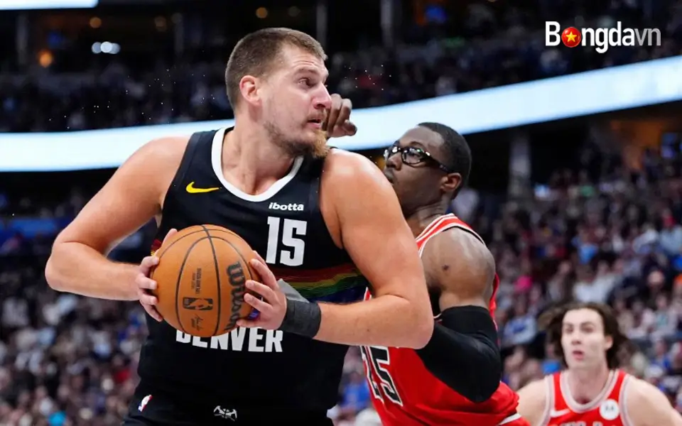 Nikola Jokic chấn thương đầu gối trái trong trận Nuggets - Miami 2 Nikola Jokić đã phải rời sân ở Miami sau khi bị đau đầu gối trái