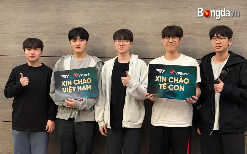 Nữ MC Mai Dora khoe dáng trên sân khấu sự kiện fanmeeting T1