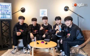 Peyz (thứ hai từ phải sang) đang cùng T1 tham dự giải showmatch của RedBull