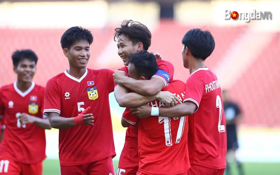 U22 Lào chọc thủng lưới U22 Việt Nam từ pha bóng bổng