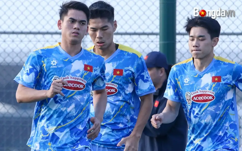 Văn Khang (bên trái) trong buổi tập cùng U23 Việt Nam tại Qatar