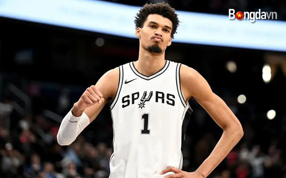 Victor Wembanyama đã trở lại đội hình xuất phát của Spurs vào thứ Bảy