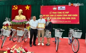 Ban tổ chức, đơn vị đồng hành giải pickleball từ thiện Mattana trao tặng xe đạp cho học sinh có hoàn cảnh khó khăn ở nhiều địa phương