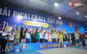 Ban tổ chức trao Cúp cho đội vô địch Giải Pickleball Bắc - Nam Glory Cup 2026