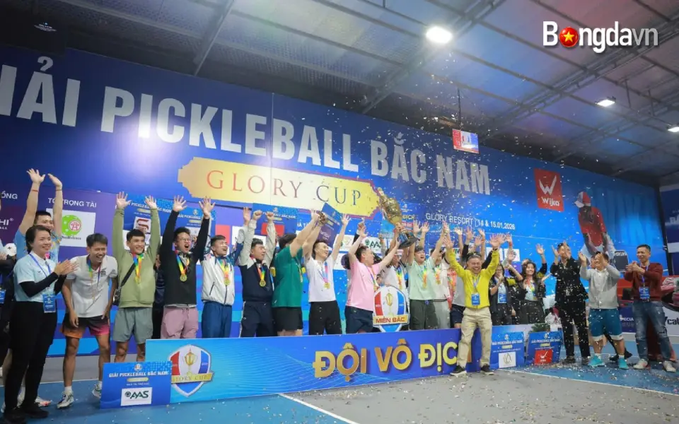 Ban tổ chức trao Cúp cho đội vô địch Giải Pickleball Bắc - Nam Glory Cup 2026