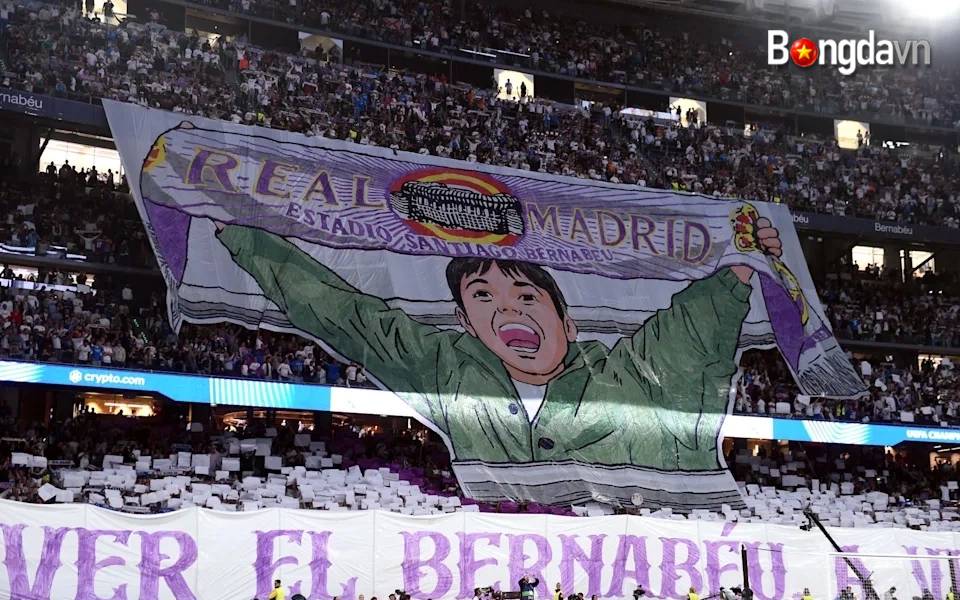 Bellingham Đáp Trả Chỉ Trích Đời Tư Bằng Màn Ăn Mừng Cạn Ly 2 bernabeu fans
