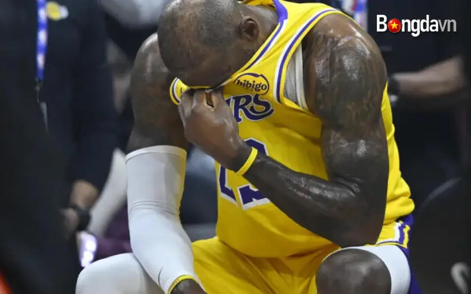 Cleveland Cavaliers khiến LeBron James "nghẹn ngào" với món quà bất ngờ từ quá khứ