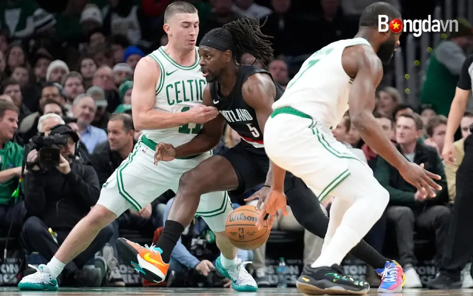 Đội Celtics ăn mừng sự trở lại của Jrue Holiday tại Boston vào tối thứ Hai