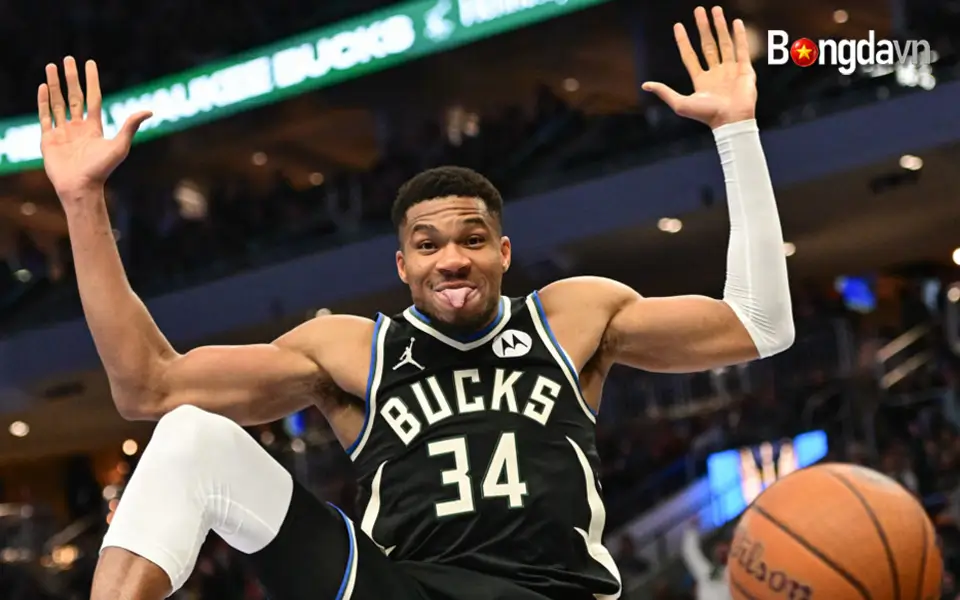 Ai là cầu thủ xuất sắc nhất NBA năm 2025? 15 Giannis Antetokounmpo, Milwaukee Bucks