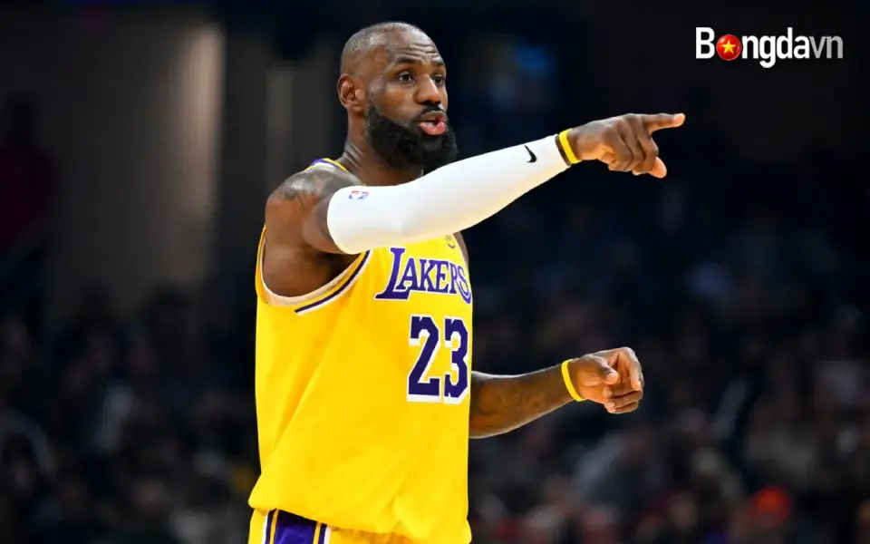 LeBron James không thể kìm lòng trước video tri ân của Cavaliers