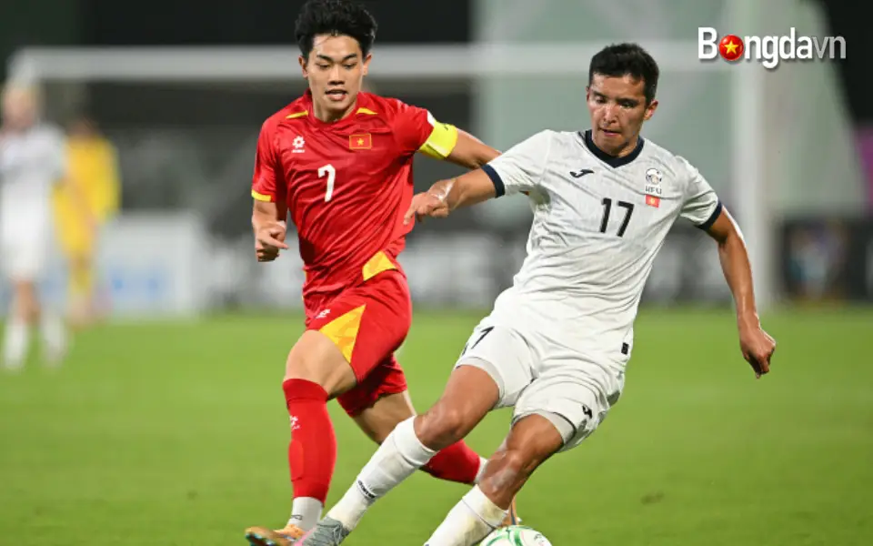 Hai cầu thủ Việt Nam bị kiểm tra doping 3 Nguyễn Đình Bắc (áo đỏ) trong trận thắng Kyrgyzstan 2-1