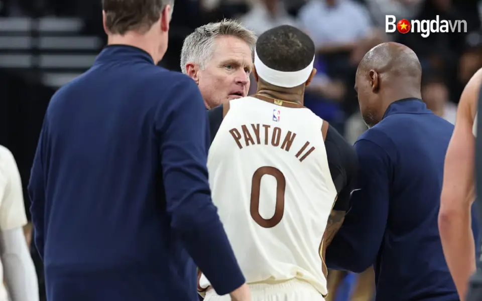 Steve Kerr đã bị truất quyền thi đấu trong hiệp 4 trận thua của Golden State trước LA