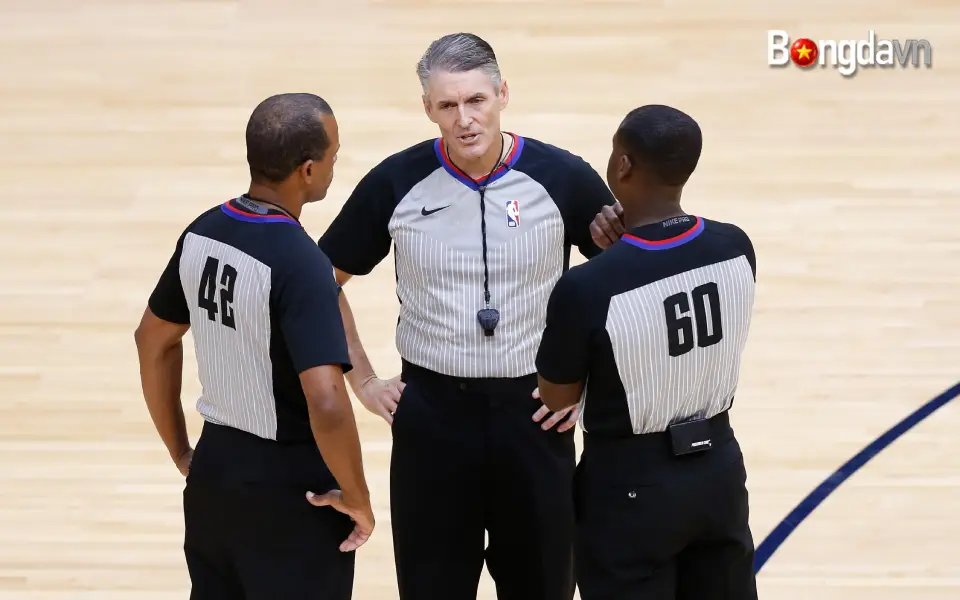 Trọng tài NBA trở lại với tai nghe có micro trong đợt thử nghiệm mới đến ngày 12/2