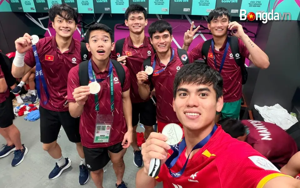 U23 Việt Nam kiêu hãnh ăn mừng tấm huy chương đồng quý giá! 2 Văn Khang khoe ảnh cùng đồng đội và huy chương đồng