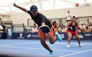 Vì sao người chơi pickleball thường nhìn vào vợt sau mỗi cú đánh hỏng?