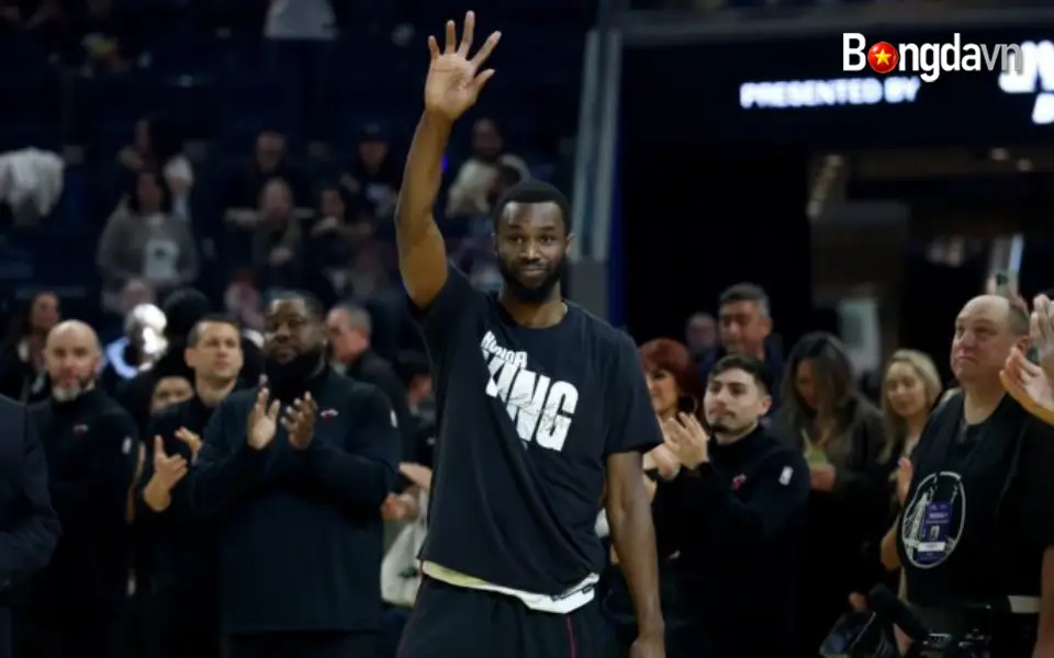 Warriors vây quanh Andrew Wiggins trong ngày trở lại