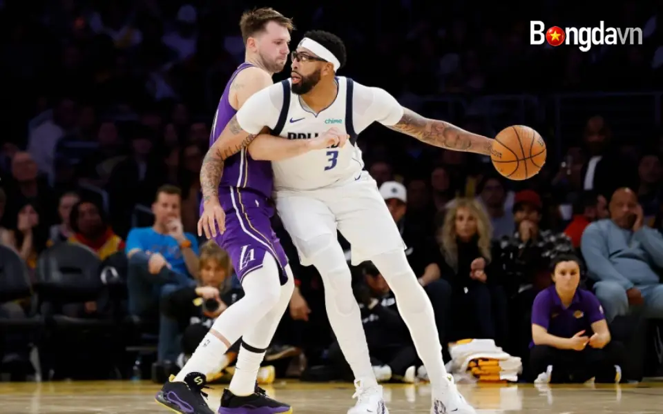 Anthony Davis (áo trắng) là một phần trong thương vụ trao đổi không tưởng - đưa Luka Doncic về Los Angeles Lakers