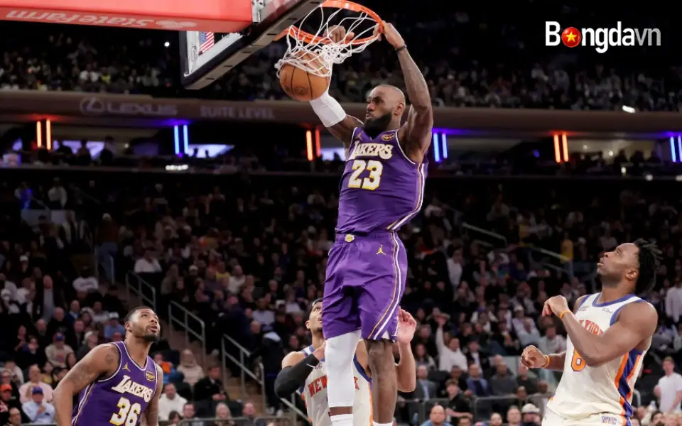 Dù là cầu thủ già nhất giải đang thi đấu, LeBron James vẫn ghi trung bình 21,9 điểm cùng 5,8 rebound và có thêm 6,6 kiến tạo mỗi trận, bộ chỉ số đáng kinh ngạc
