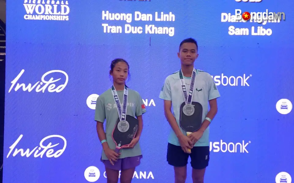 Đức Khang và đồng đội nhận huy chương Bạc Giải vô địch Pickleball trẻ thế giới