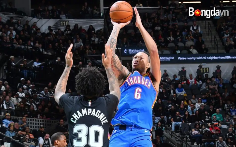 Jaylin Williams (số 6) tỏa sáng trong trận đấu với Spurs sáng ngày 5/2 giờ Việt Nam