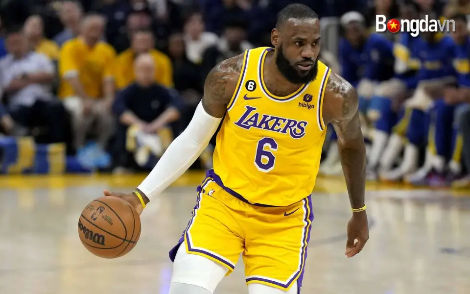 LeBron James 22 năm liên tiếp All-Star và lần đầu dự bị lịch sử