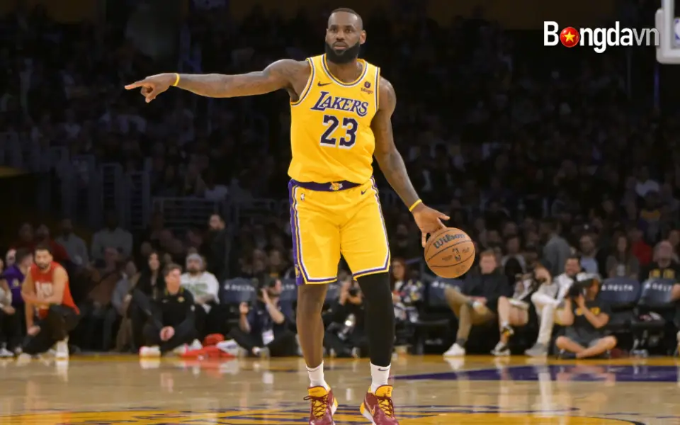LeBron James có thể sẽ phải giảm hơn 48 triệu đô la Mỹ tiền lương mùa tới nếu anh quyết định chia tay Lakers để trở về đội bóng cũ