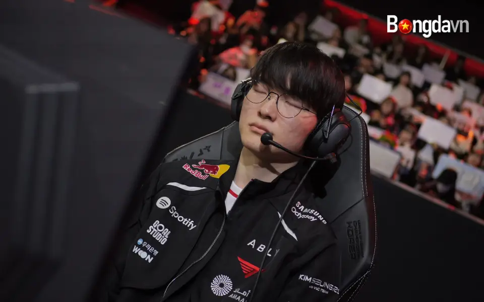 Thi đấu lâu năm lại cầm tướng "tủ" Azir nhưng Faker vẫn có lúc nhầm lẫn