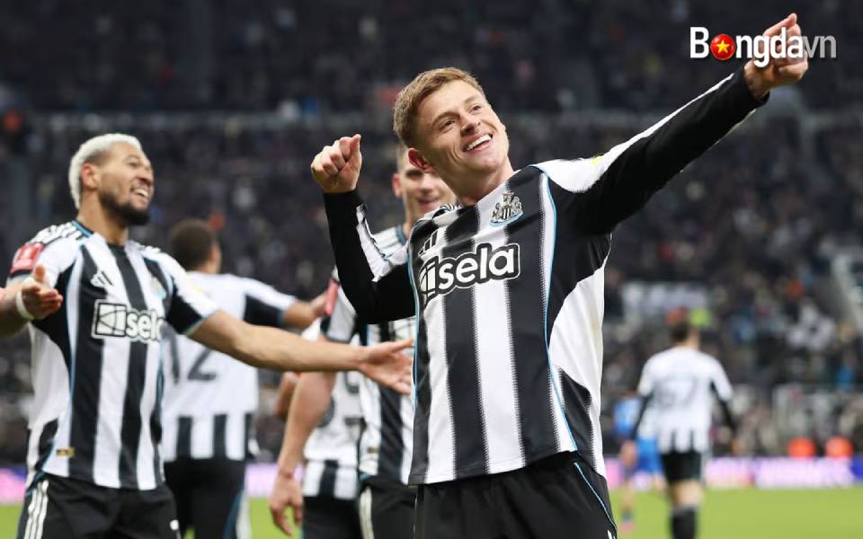 Eddie Howe nói gì sau trận Newcastle thua ngược Man City? 2 Harvey Barnes goal