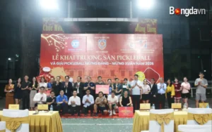 Các đại biểu chụp ảnh lưu niệm cùng các vận động viên