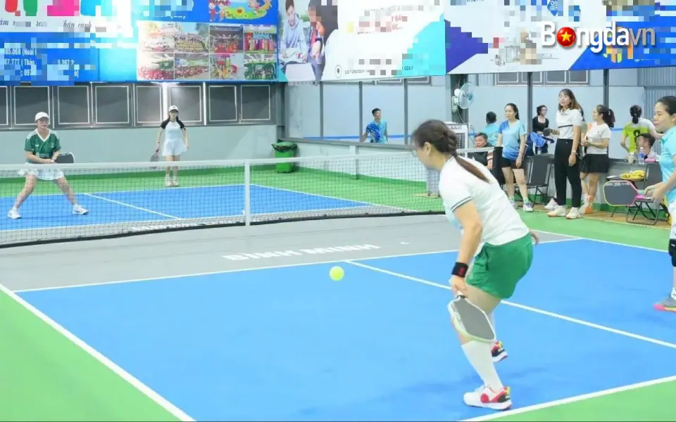 Sôi Nổi Giải Pickleball Gây Quỹ "Bếp Ăn Tình Thương" Đầy Ý Nghĩa 2 Các vận động viên tham gia thi đấu hạng mục đôi nữ