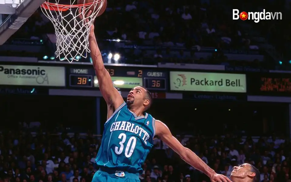 Dell Curry đã cố kìm nén những giọt nước mắt hạnh phúc vào tối thứ Năm